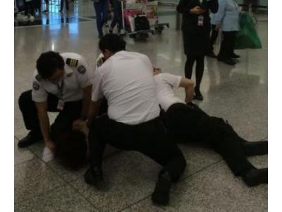 安檢員發(fā)現(xiàn)男子腳部腫大，搜出東西嚇壞眾人